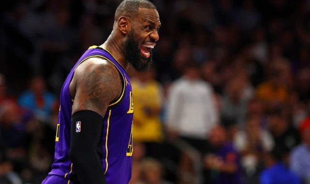 开云体育下载-老詹决胜千里再迈霸王步 关键三分数据比库里更强